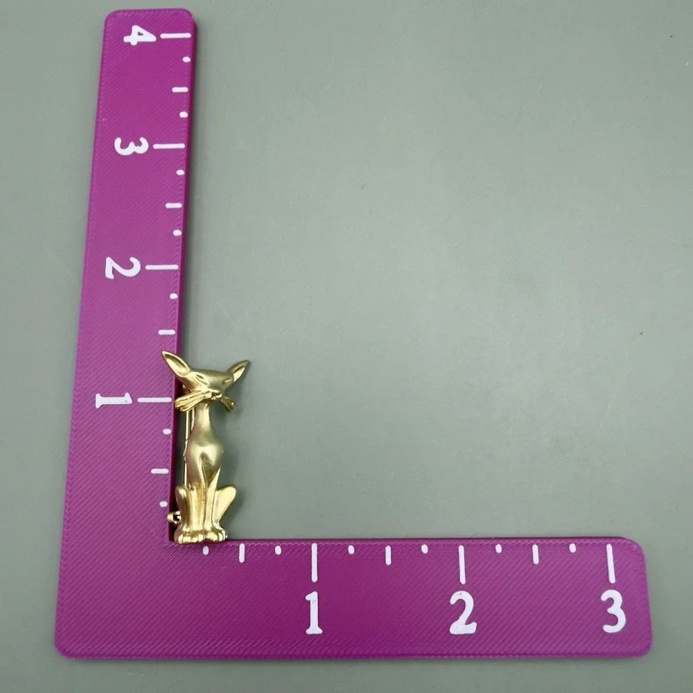 Vintage Gold Tone Sitting Cat Brooch Pin Minimalist Feline Kitty Unsigned